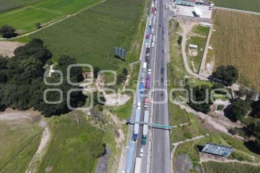 BLOQUEO . TRÁFICO EN AUTOPISTA