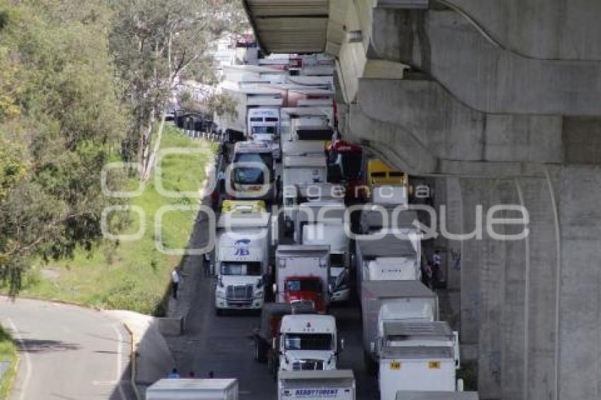 BLOQUEO . TRÁFICO EN AUTOPISTA