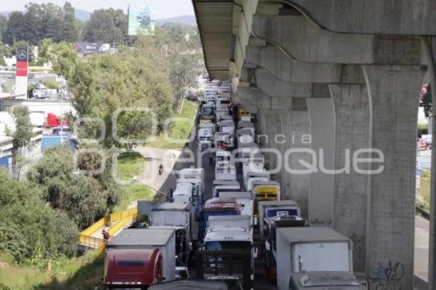 BLOQUEO . TRÁFICO EN AUTOPISTA