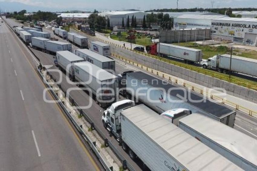 BLOQUEO . TRÁFICO EN AUTOPISTA