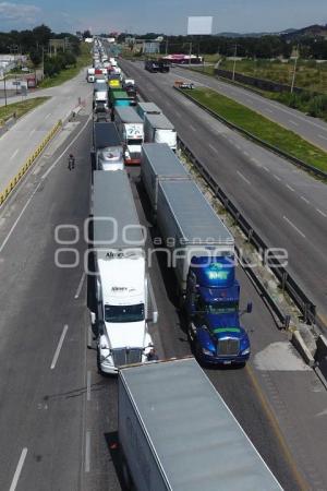 BLOQUEO . TRÁFICO EN AUTOPISTA