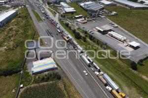 BLOQUEO . TRÁFICO EN AUTOPISTA