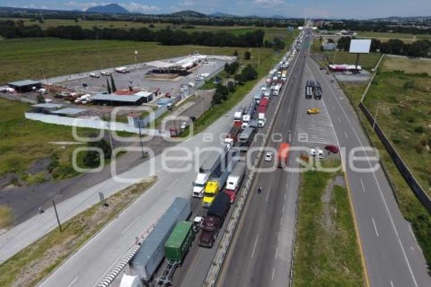 BLOQUEO . TRÁFICO EN AUTOPISTA