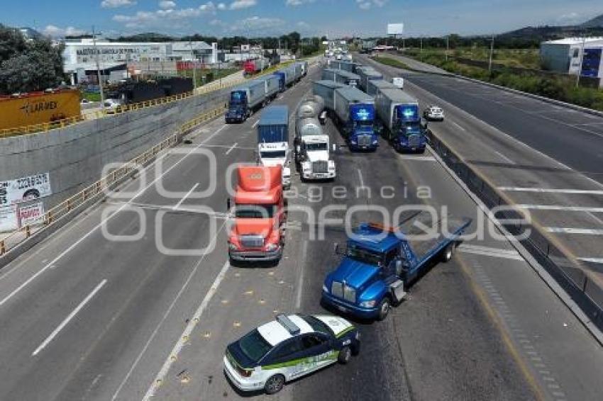 BLOQUEO . TRÁFICO EN AUTOPISTA