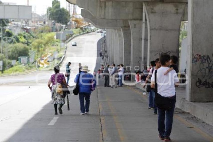 BLOQUEO . TRÁFICO EN AUTOPISTA