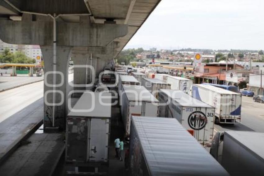 BLOQUEO . TRÁFICO EN AUTOPISTA