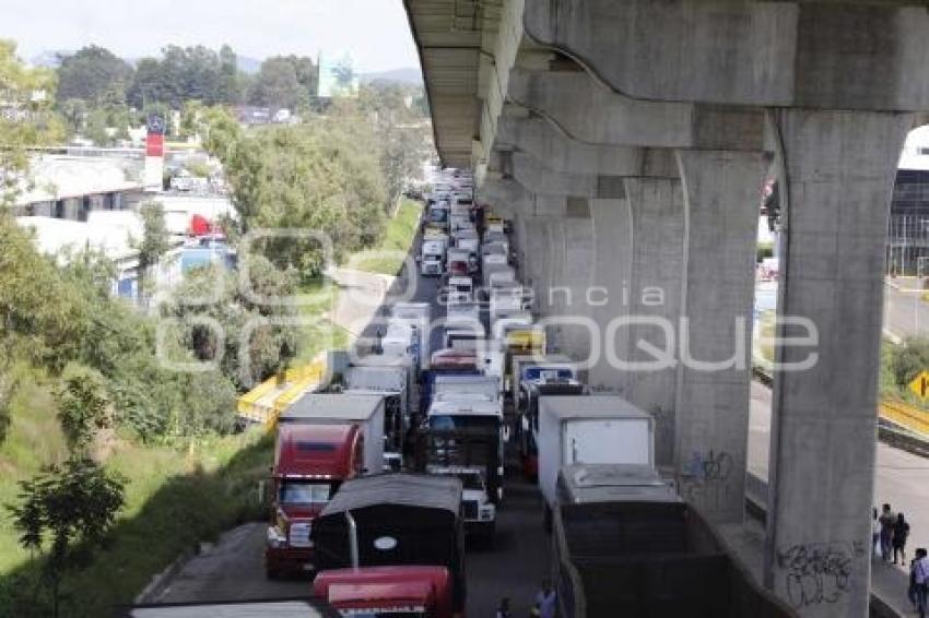 BLOQUEO . TRÁFICO EN AUTOPISTA