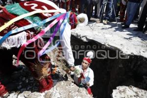 CUETZALAN . RITUAL COLOCACIÓN TRONCO