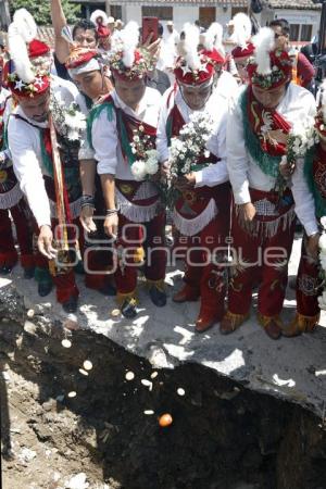 CUETZALAN . RITUAL COLOCACIÓN TRONCO