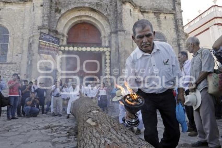 CUETZALAN . RITUAL COLOCACIÓN TRONCO