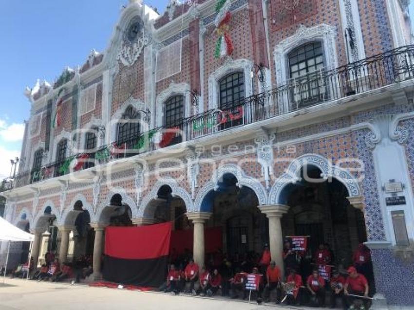 TEHUACÁN . HUELGA AYUNTAMIENTO