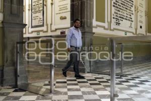 AYUNTAMIENTO . PUERTAS DE PASO