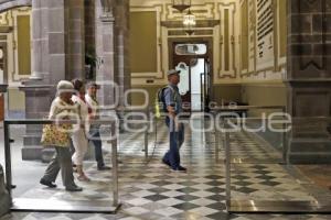 AYUNTAMIENTO . PUERTAS DE PASO