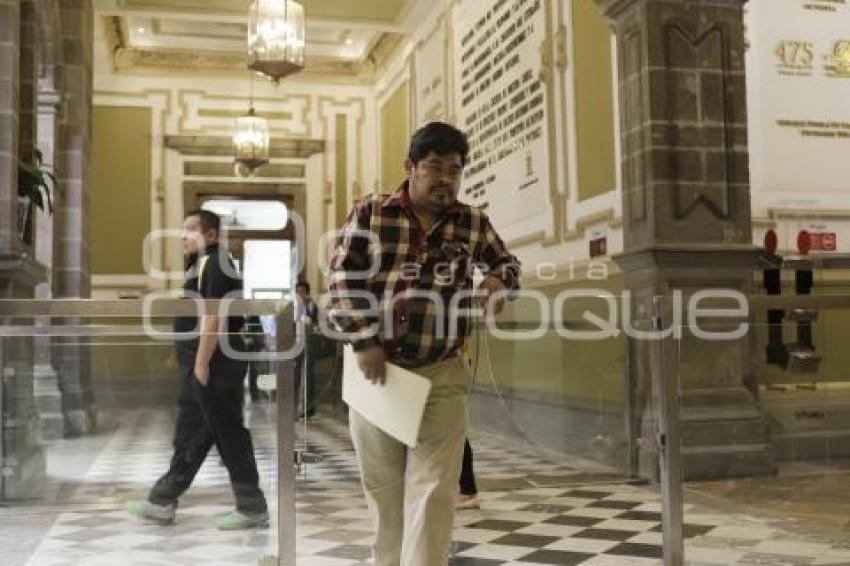 AYUNTAMIENTO . PUERTAS DE PASO