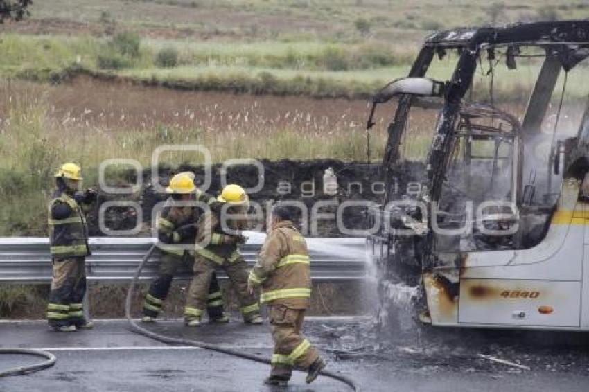 INCENDIO AUTOBÚS . AUTOPISTA