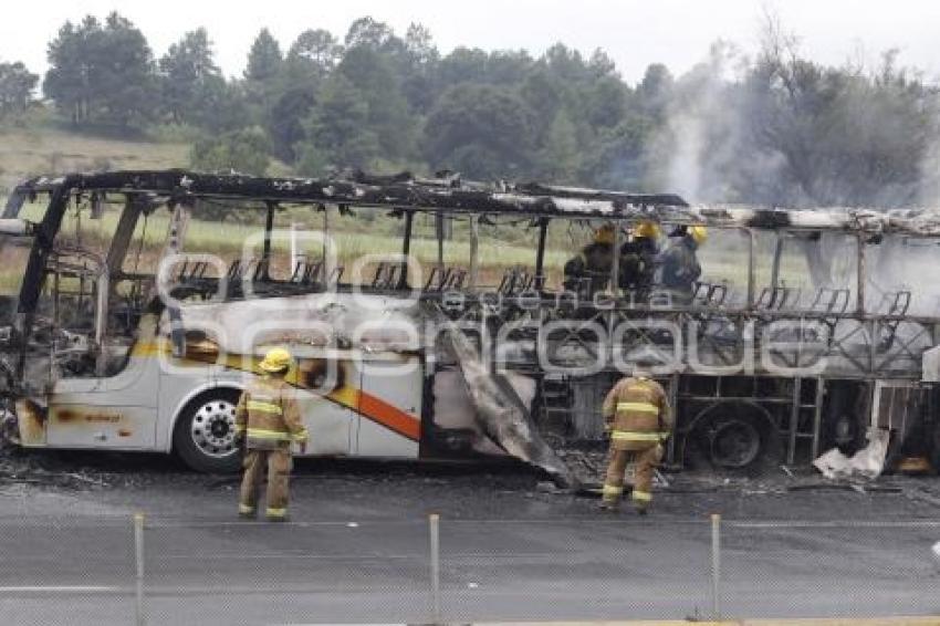 INCENDIO AUTOBÚS . AUTOPISTA