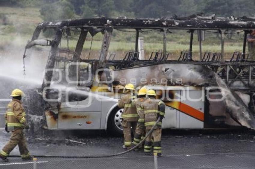 INCENDIO AUTOBÚS . AUTOPISTA