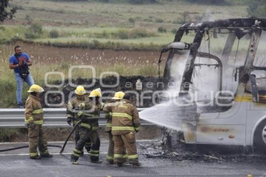 INCENDIO AUTOBÚS . AUTOPISTA