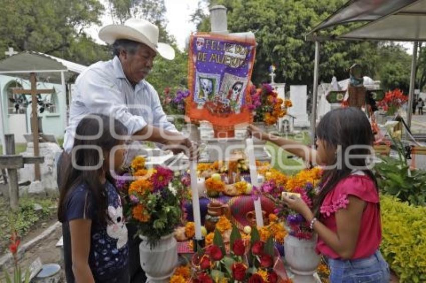 PANTEÓN . DÍA DE MUERTOS