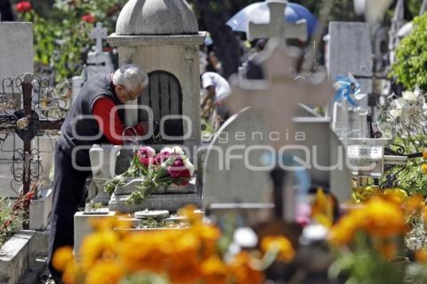 PANTEÓN . DÍA DE MUERTOS