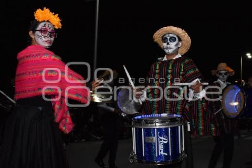 DESFILE . LA MUERTE ES UN SUEÑO