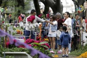 PANTEÓN . DÍA DE MUERTOS