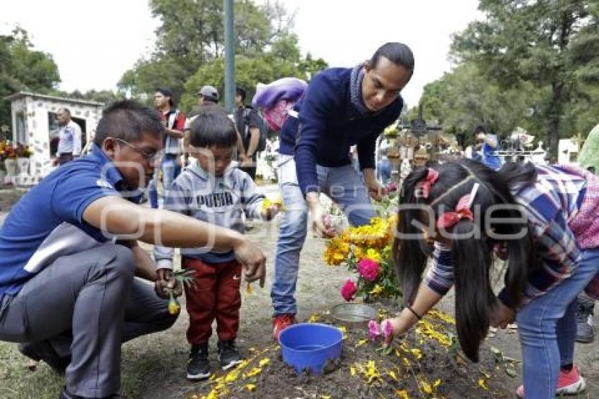 PANTEÓN . DÍA DE MUERTOS