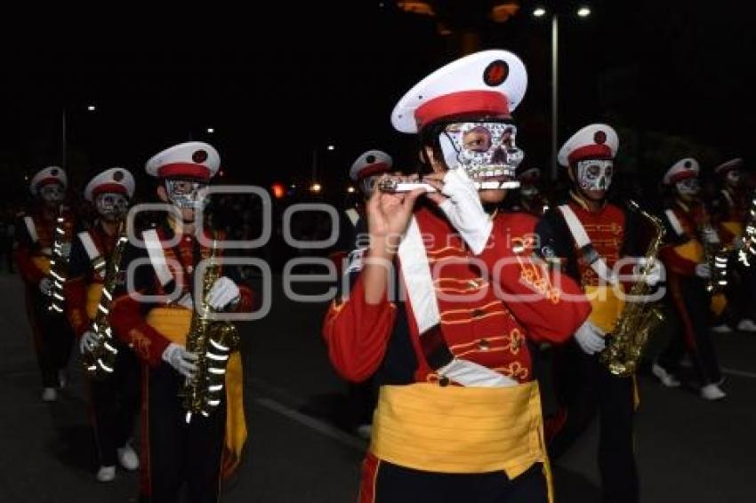 DESFILE . LA MUERTE ES UN SUEÑO