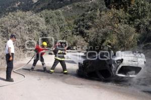 TEHUACÁN . VOLCADURA DE AUTO