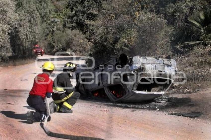 TEHUACÁN . VOLCADURA DE AUTO