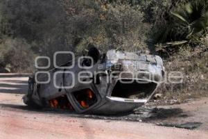 TEHUACÁN . VOLCADURA DE AUTO