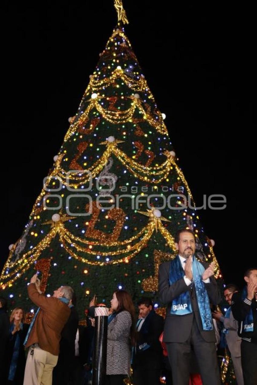 BUAP . ENCENDIDO ÁRBOL NAVIDEÑO