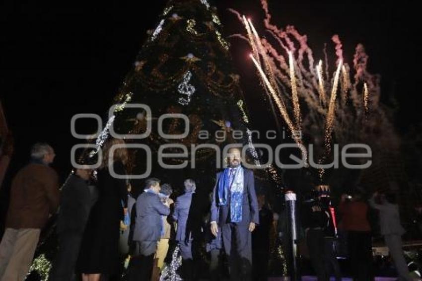 BUAP . ENCENDIDO ÁRBOL NAVIDEÑO