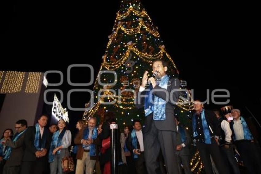 BUAP . ENCENDIDO ÁRBOL NAVIDEÑO