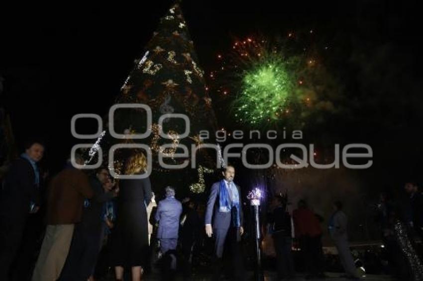 BUAP . ENCENDIDO ÁRBOL NAVIDEÑO