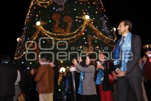 BUAP . ENCENDIDO ÁRBOL NAVIDEÑO