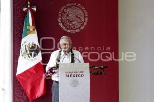 PRESIDENCIA . GIRA EN CANOA