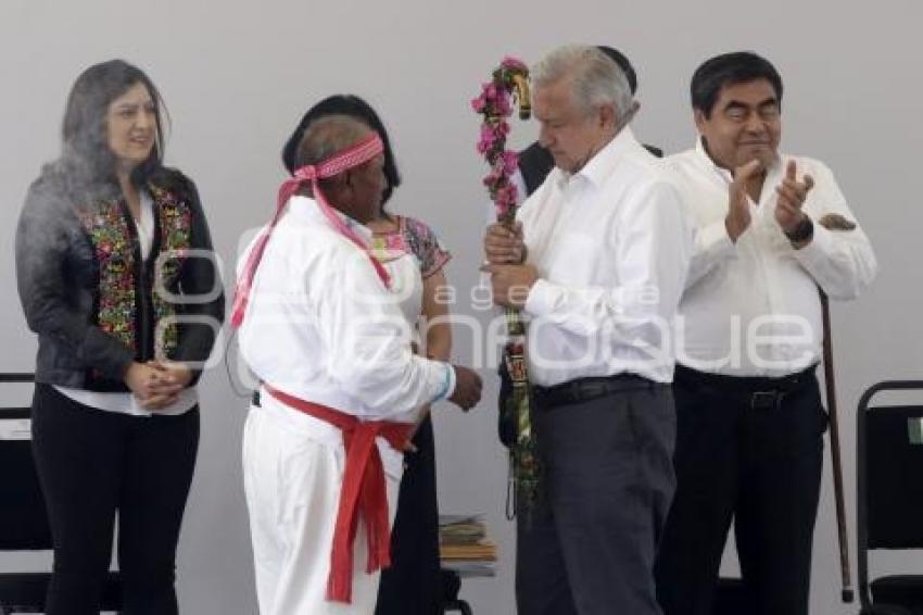 PRESIDENCIA . GIRA EN CANOA