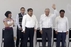 PRESIDENCIA . GIRA EN CANOA