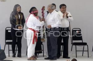 PRESIDENCIA . GIRA EN CANOA