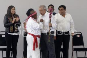 PRESIDENCIA . GIRA EN CANOA