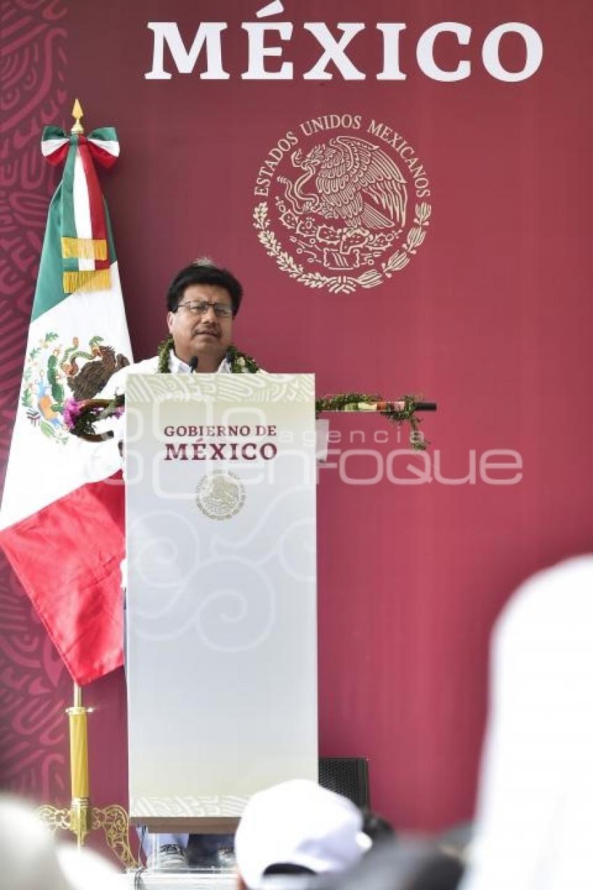 PRESIDENCIA . GIRA EN CANOA