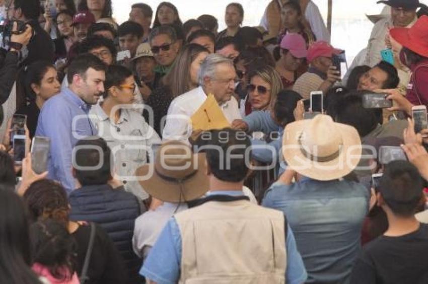 PRESIDENCIA . GIRA EN CANOA