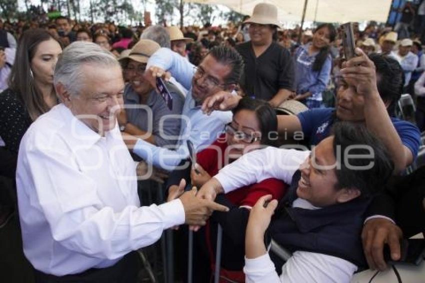 PRESIDENCIA . GIRA EN CANOA