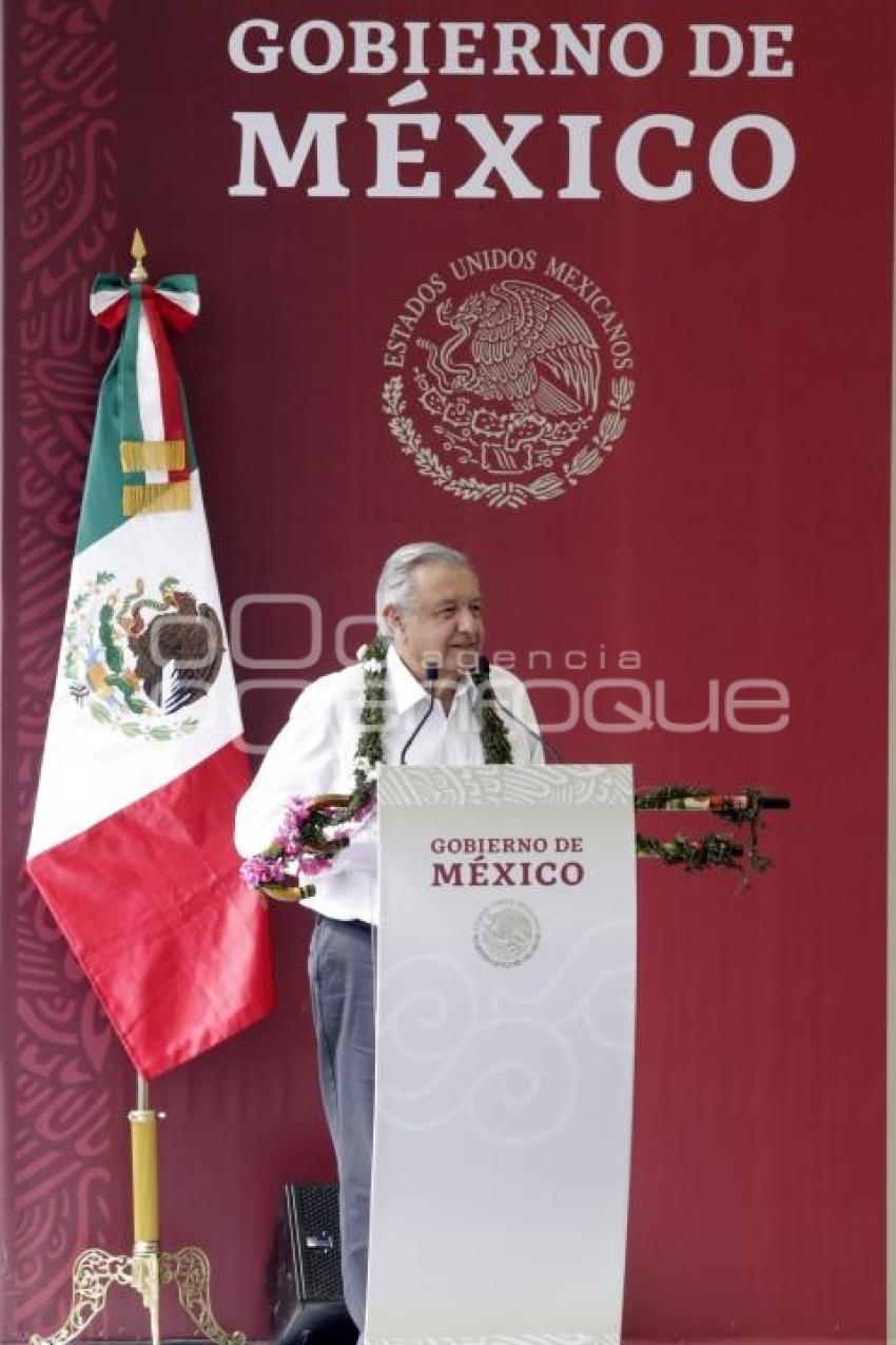 PRESIDENCIA . GIRA EN CANOA