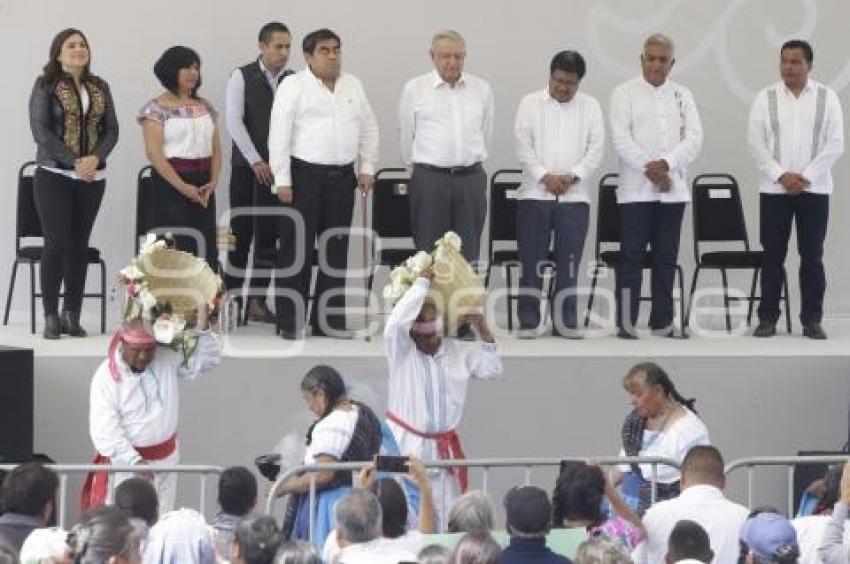 PRESIDENCIA . GIRA EN CANOA