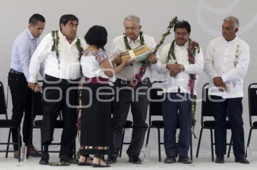 PRESIDENCIA . GIRA EN CANOA