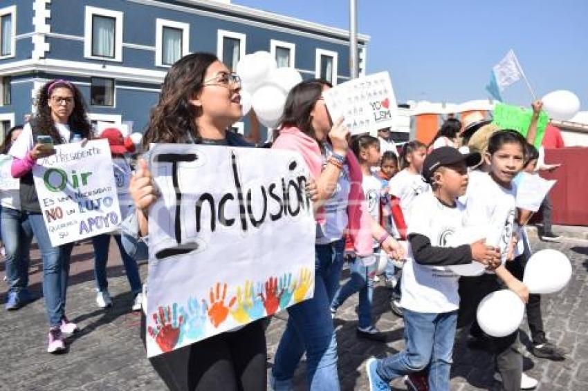 MANIFESTACIÓN . DISCAPACIDAD AUDITIVA