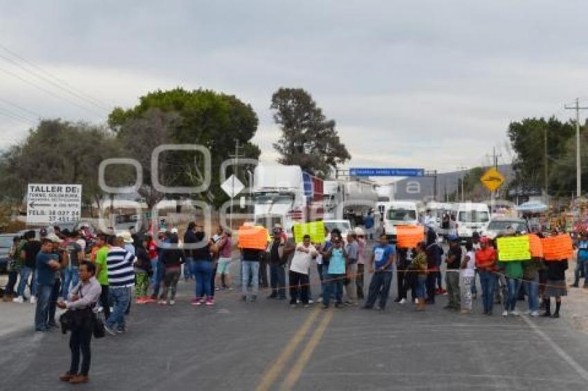 TEHUACÁN . BLOQUEO CARRETERA