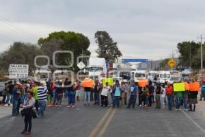 TEHUACÁN . BLOQUEO CARRETERA